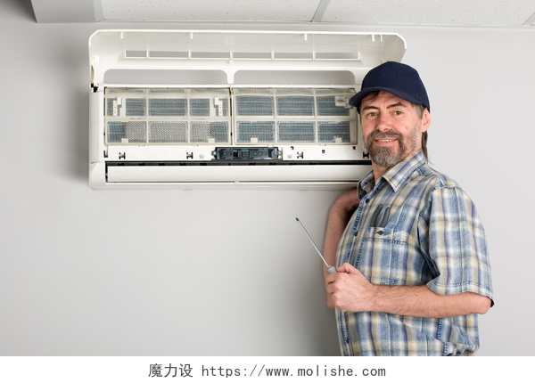 给空调进行修理的维修工修理工空调冷气机